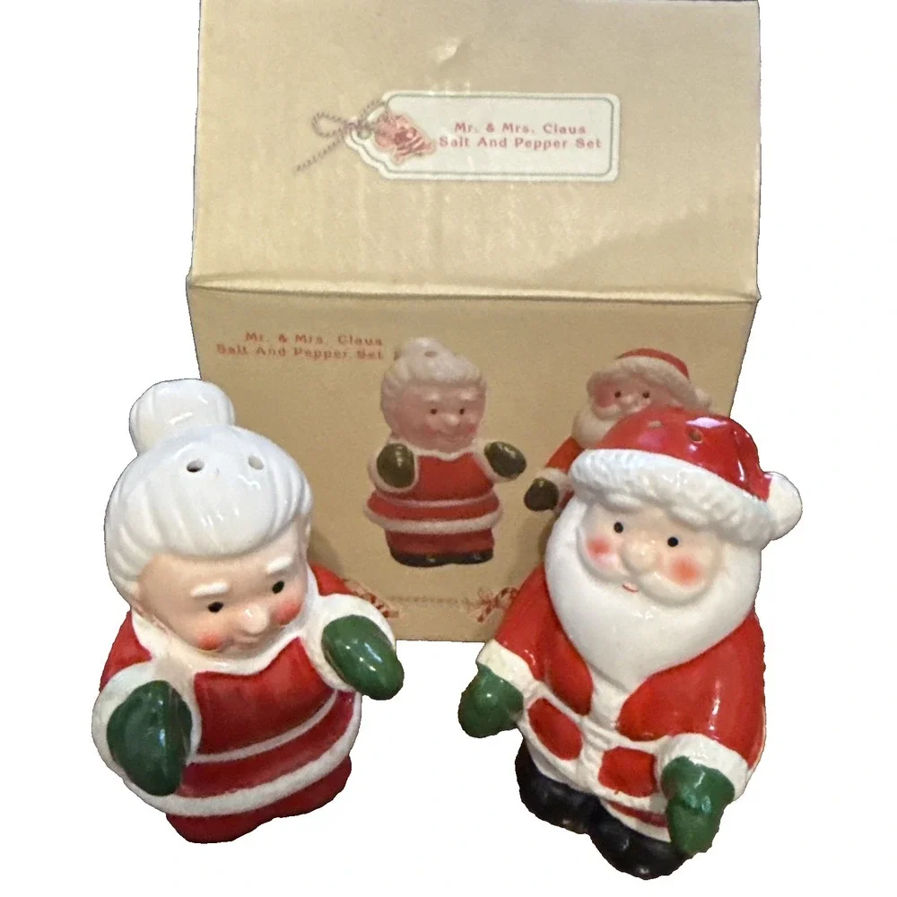 Cracker Barrel Santa & Mrs. Claus - Salt and Pepper Shakers Hugging